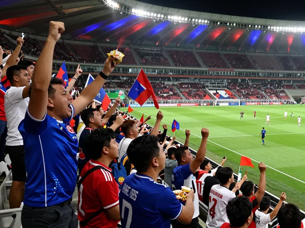 Cảnh tượng trận đấu bóng đá trực tiếp đầy hào hứng với người hâm mộ cổ vũ, xem trực tiếp đá bóng trong không khí sôi động của sân vận động.